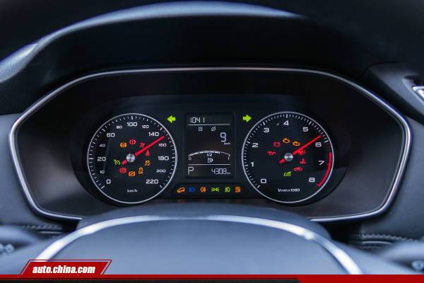 荣威rx3的仪表盘采用了较为常规的双圆式布局,两个表盘清晰易读,中央