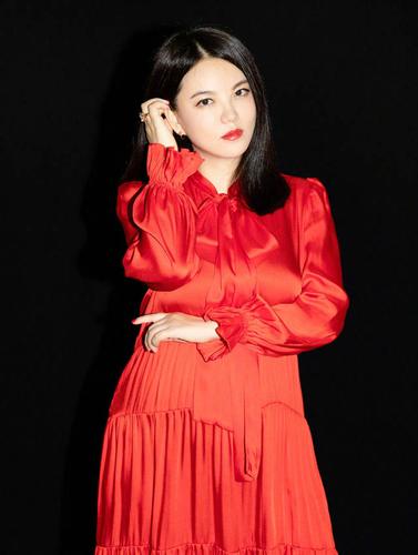 原创李湘女儿进军娱乐圈,拍代言广告,浓妆红唇像"年画娃娃"