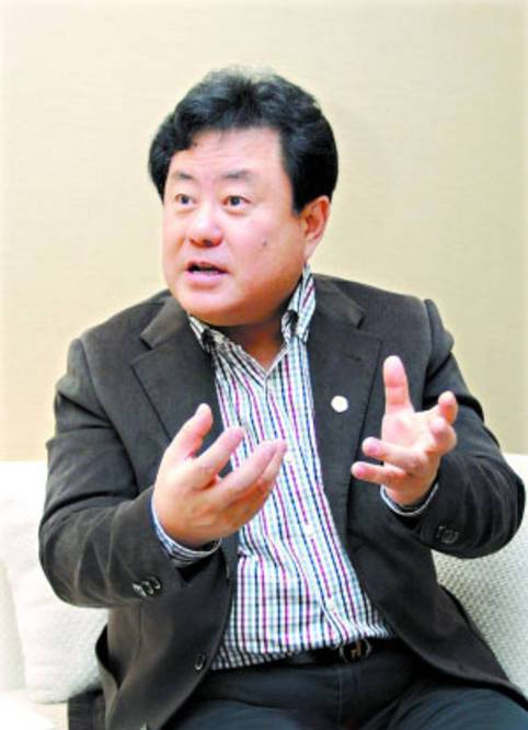 婚后,徐沛东一直与妻子分居两地,每年他们只能见一两