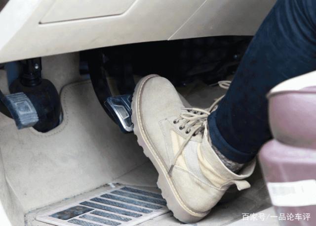 左脚踩刹车,右脚踩油门到底有多危险?女司机:一点都不