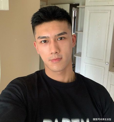 原创2021男生"不烫不染"的发型,剪完干净利落,尽显潮流帅气