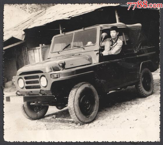 八十年代老式汽车留念照