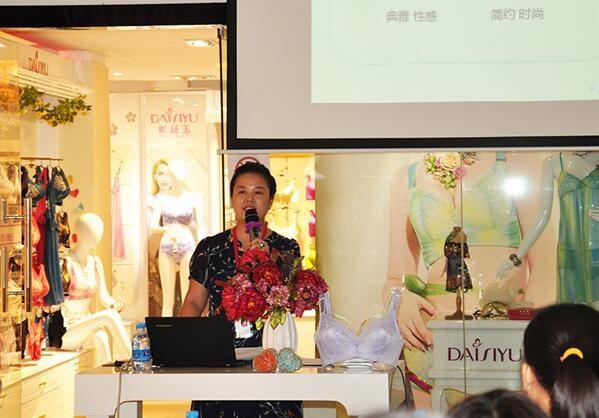 培训部经理张君现场讲解戴丝玉2017春夏新品