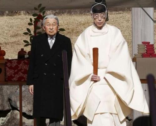 日本明仁天皇即位30周年数千民众送祝贺:还望继续守护