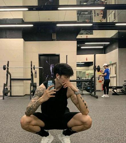 健身房里爱自拍的肌肉男,阳光帅气的运动男生都是这么招人喜欢吗