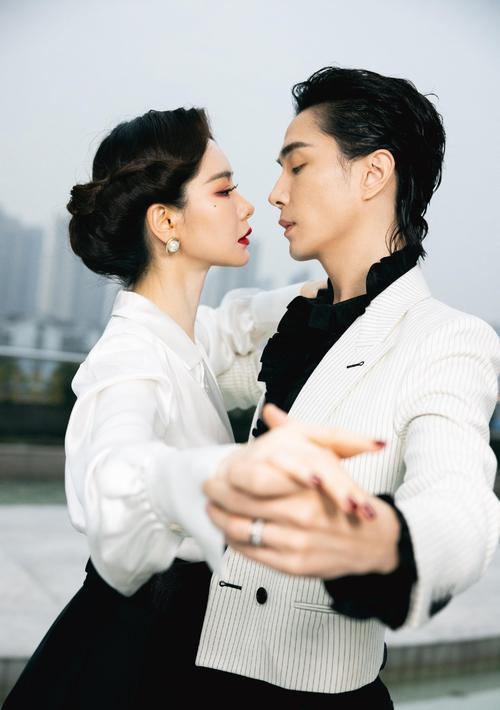 戚薇李承铉跨年同台合唱漠河舞厅现场超美真夫妻就是般配