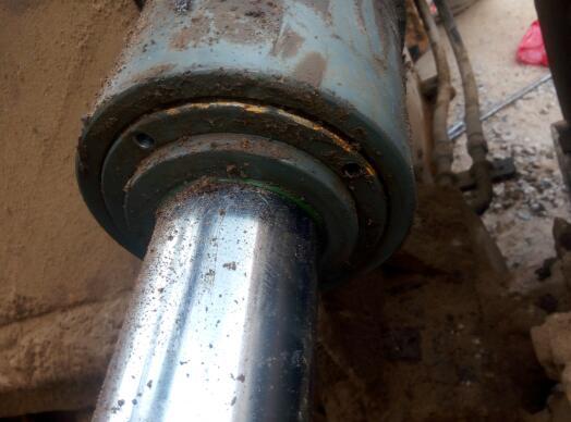 这种油缸怎么拆能告诉我吗 临工933大臂油缸,四个小螺丝拆掉了,往外踢