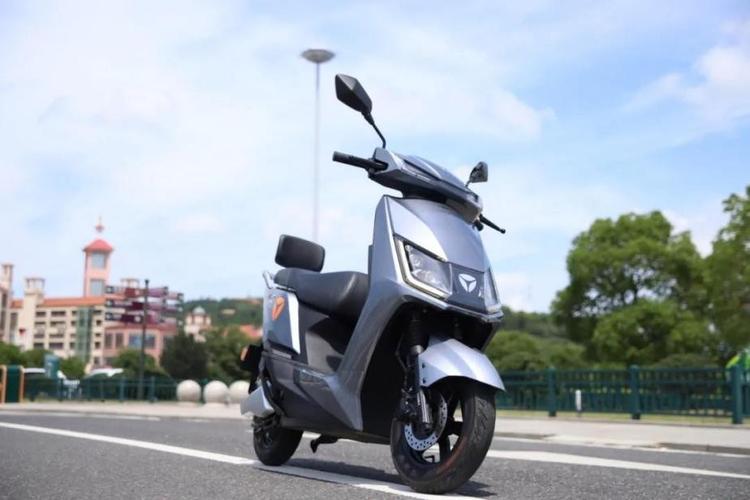 一次充电号称续航100公里雅迪新出的这款电动车t5阳刚大气