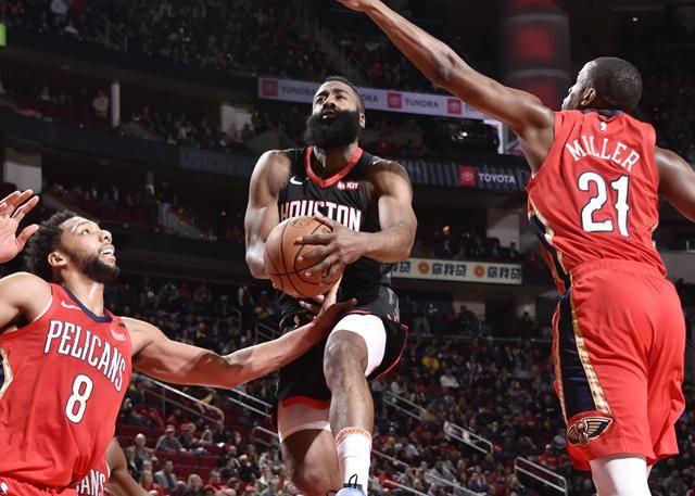 而本场比赛鹈鹕队 戴维斯,兰德尔,米罗蒂奇,伊万-摩尔,埃尔弗里德