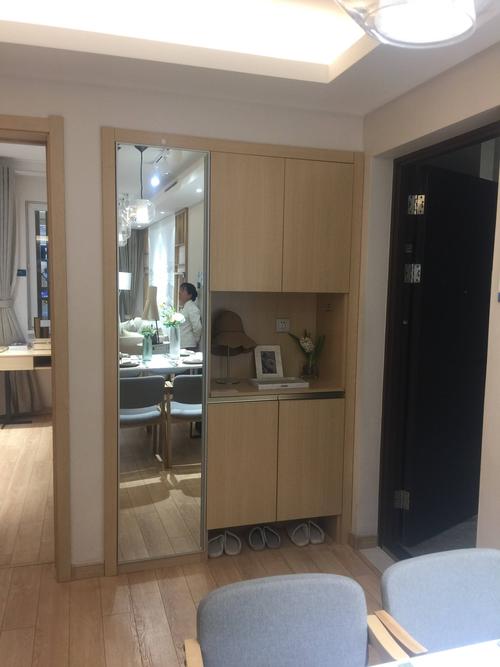 一进门鞋柜和镜子