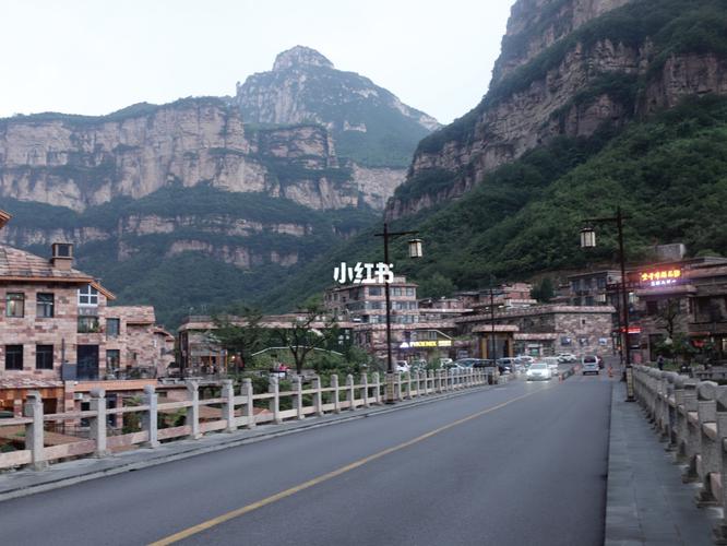 雨后的太行山大峡谷#石板岩镇_太行山_石板岩村攻略_景点_雨伞_文玩