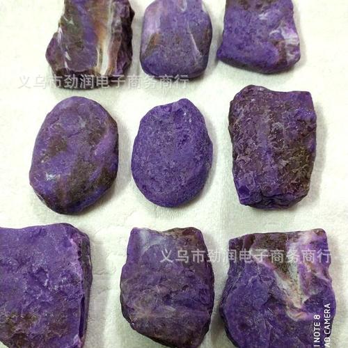 舒俱来二代原石厂家批发2020地摊新产品舒俱来碎石压制合成吊坠