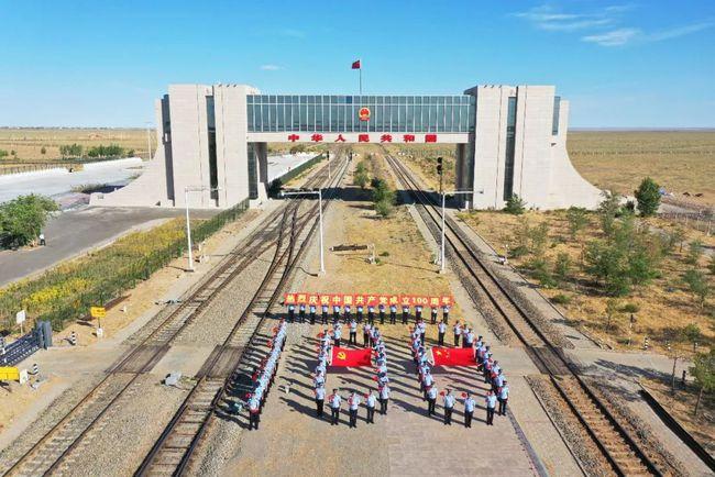 二连浩特市举办"红色百年·二连口岸"主题摄影展