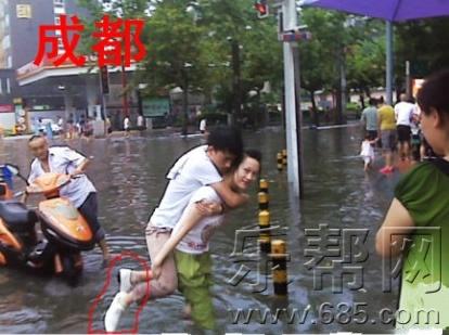 女汉子背男子被赞威武网络现各种神回复组图