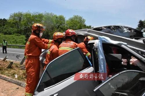 海南中线高速突发车祸,1人当场身亡