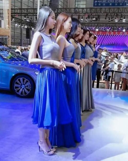 并排而站的美女车模场面非常壮观个个都是御姐女神范