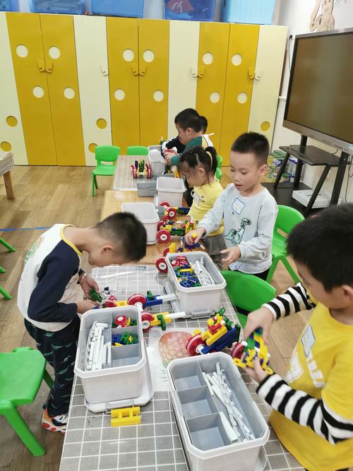 今天德国lasy积木课程的主题是:《lasy火箭》