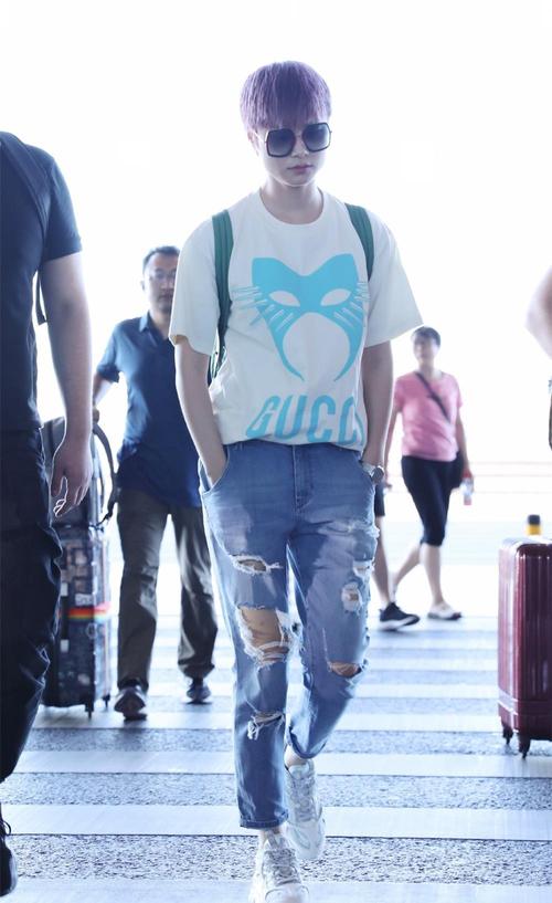 李宇春化身"时尚潮人",穿白t搭配"乞丐裤",这也太会耍