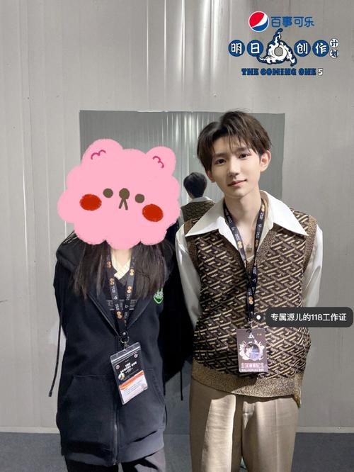 别人合照里的王源