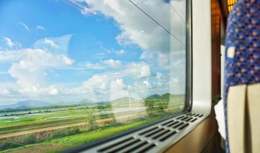 高铁比火车快3倍,为啥从车窗看速度却差不多?