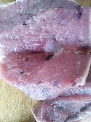 刚买的生猪肉上有红斑,是什么原因