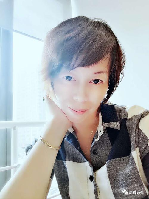 性格活泼开朗,崇尚简单,一个平平凡凡,淡若晨风的小女人.