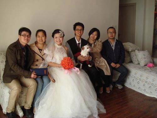 女儿,女婿与接亲的朋友们合影.辛苦了,谢谢大家!