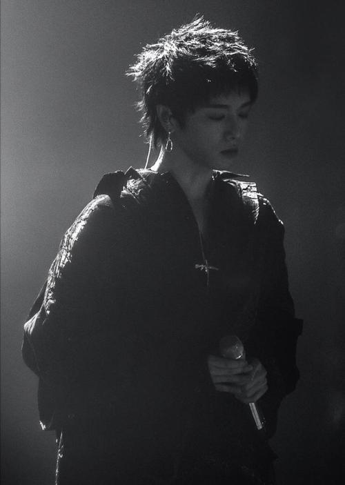 华晨宇稀有照片,黑暗系列!