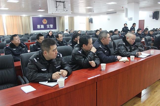 恩施市公安局交通警察大队强化冬季农村交通安全