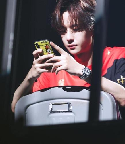 王一博电竞解说图片:一博这盛世美颜啊