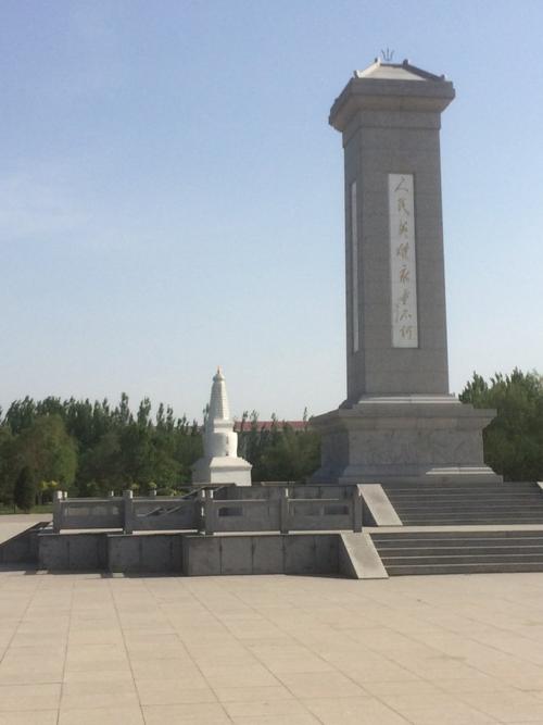 参观麦新纪念馆