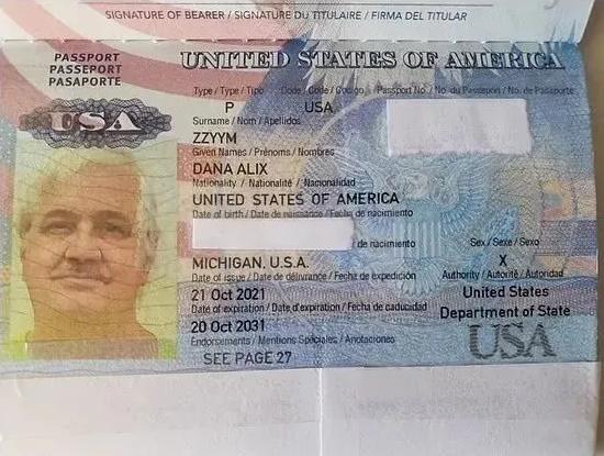 美国国务院给zzyym发放的第一本性别标注为x的护照 图源:其个人脸书