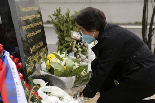 在我驻南联盟被炸使馆旧址,驻塞尔维亚大使馆凭吊邵云环等烈士