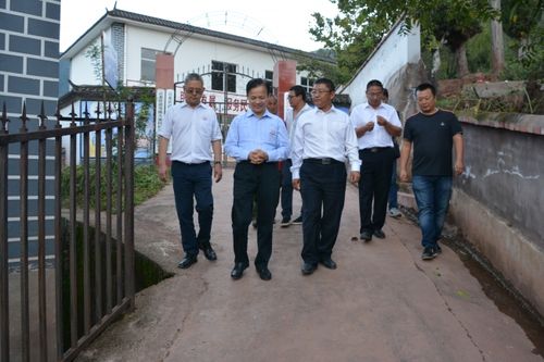 钟志华赴大理白族自治州云龙县调研定点扶贫工作