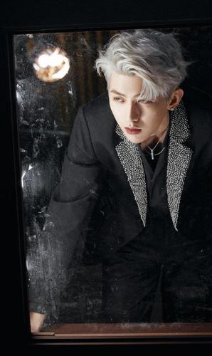 蔡徐坤黑色衬衫搭配花色衣领的黑色西装,集休闲与庄重为一体,剃光两次