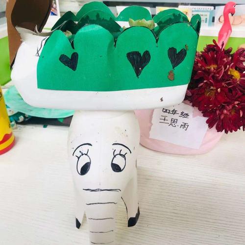 呀!四年级小朋友申子墨同学用废旧洗衣液桶做的这头大象活灵活现的!