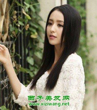 女生中长齐尾直发发型 清新潮范儿的发型选择