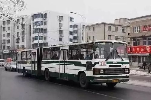 经典的红色8路公交车