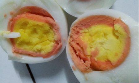 近日购得鸡蛋煮熟后发现黄色蛋黄一圈非常的红,吓得不