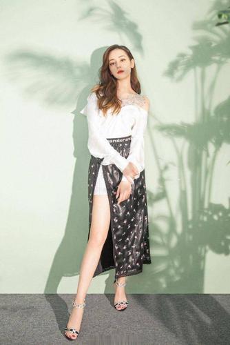 迪丽热巴真会选衣服,羽毛裙造型太抢镜,一般人都穿不出来这效果