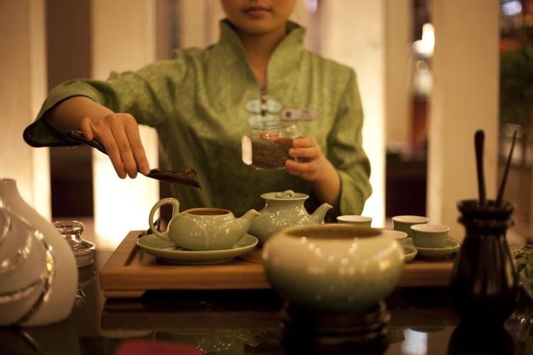 穿中式服装女子演绎中式茶艺