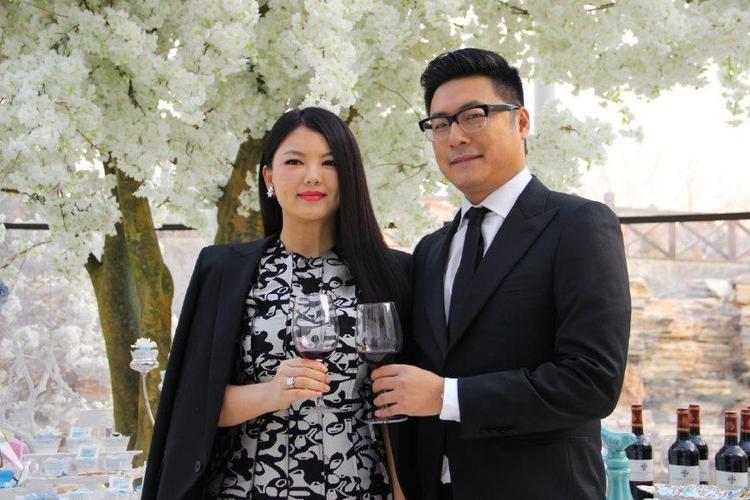 现在看来王岳伦和李湘也算是圈内的典型楷模夫妻,不过现在李湘也是颇