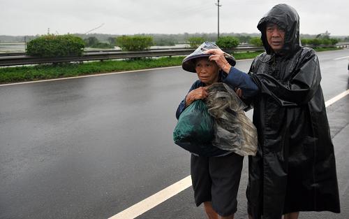海南西部暴雨成灾