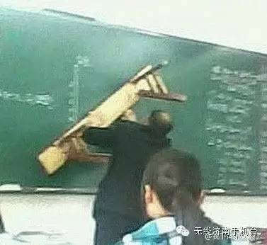奇葩老师频现~网曝济南一大学女老师上课抽烟?学生纷纷吐槽