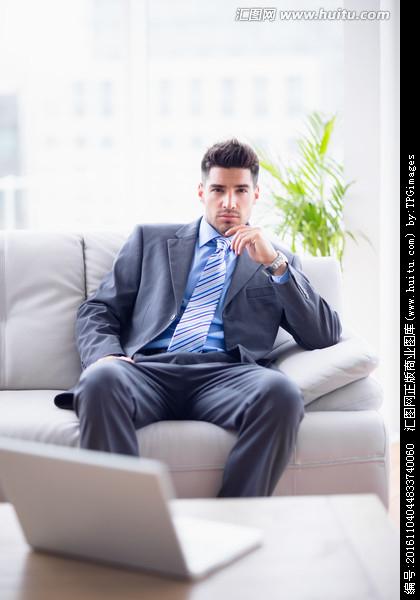 坐在沙发上的男人