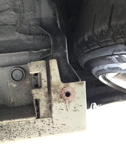 锐志拆了挡泥板留下个螺丝孔_锐志论坛_汽车之家论坛