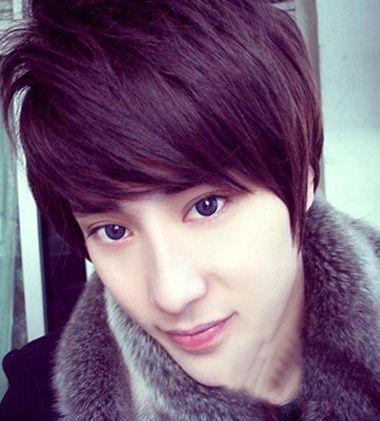 男生紫红色蓬松头发图片 紫红色头发男士