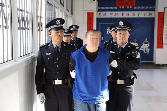 在看守所押解被告人