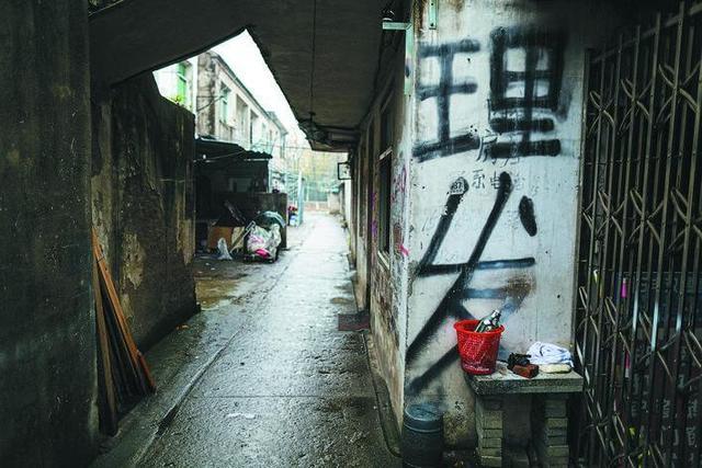 狭窄的城中村小巷子.