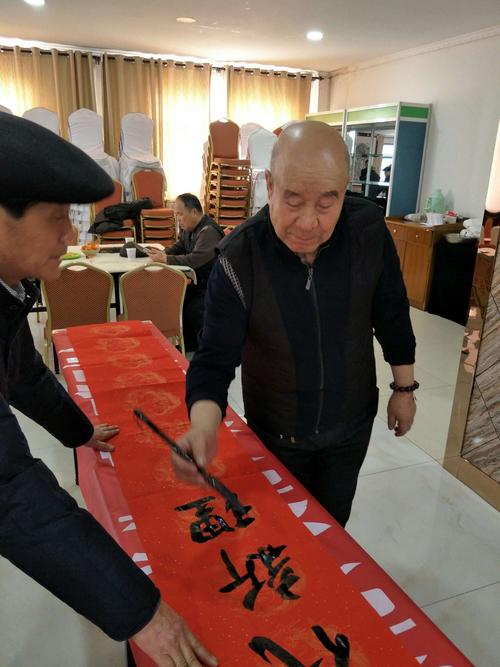 蒲城书家为餐饮名店祥龙宾馆义写春联 书香溢古城 春光满祥龙